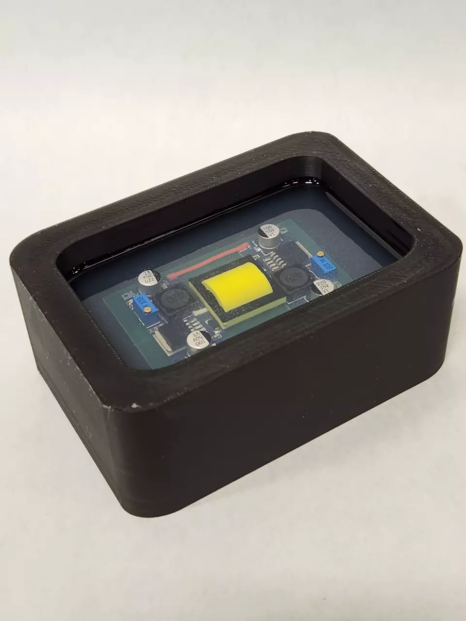 DOWSIL™ OR-2000 标准硬质凝胶灌封了模型板。